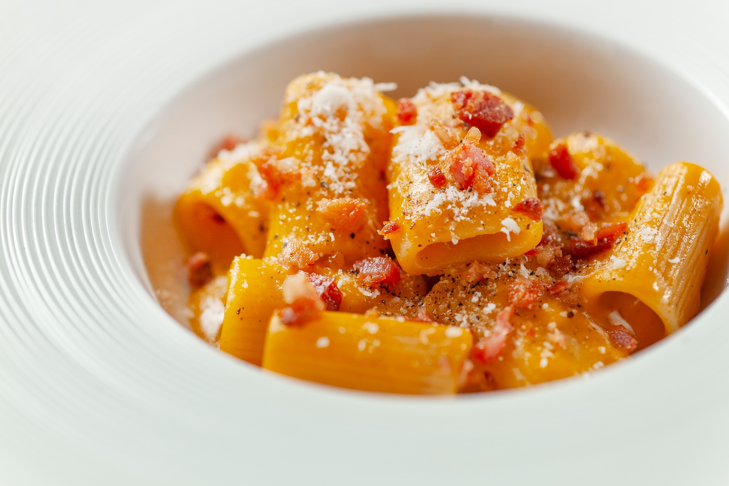 Rigatoni con crema, guanciale e formaggio