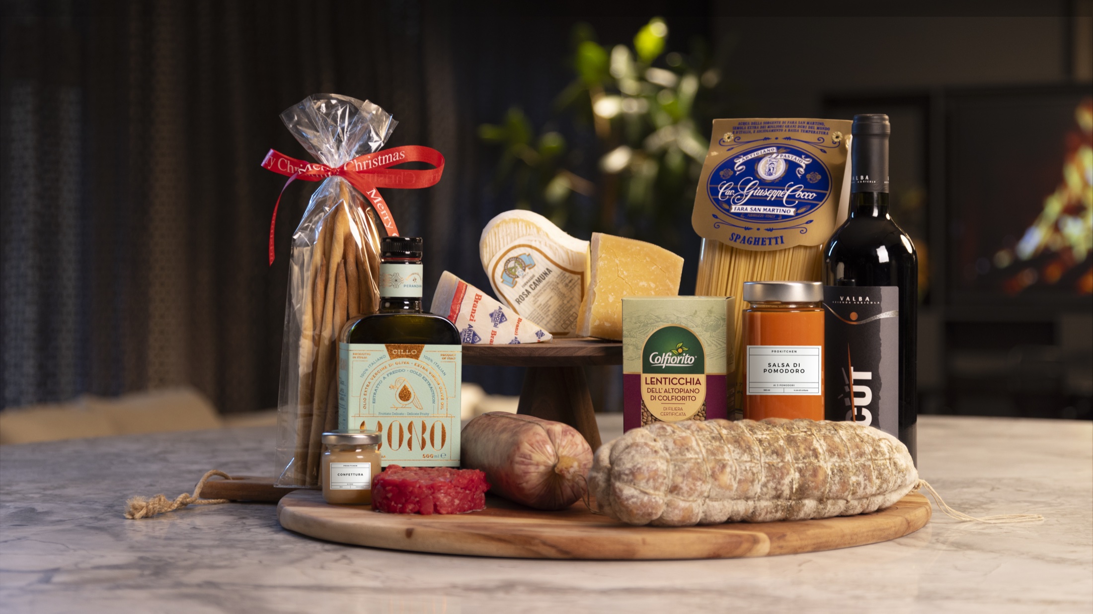 Composizione di prodotti gastronomici, olio, vino, pasta, formaggi e conserve