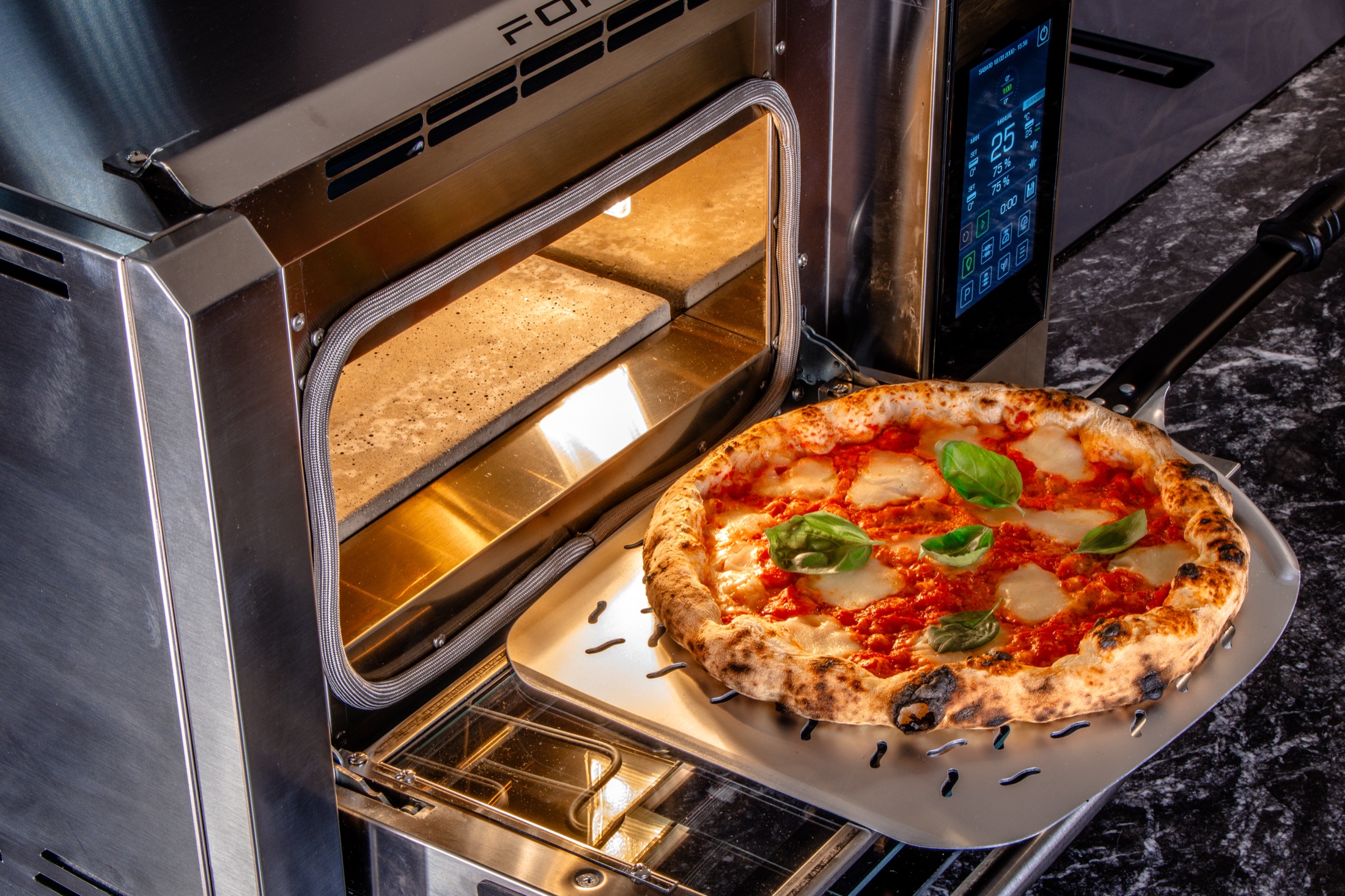 Pizza sulla pala davanti al forno Gara Evolution aperto